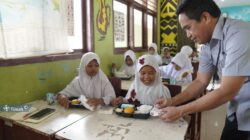 PT Timah Dukung Program Makan Bergizi Bagi Ratusan Pelajar di Desa Baskara Bakti