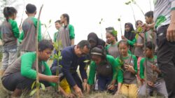 PT Timah Bersama Siswa SMAN 1 Sungailiat Tanam 3000 Pohon Mangrove di Pantai Takari